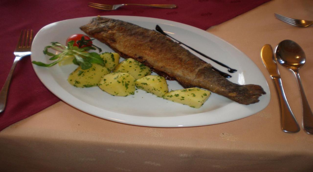 Hotel Gasthof Zur Linde Mariahof Esterno foto